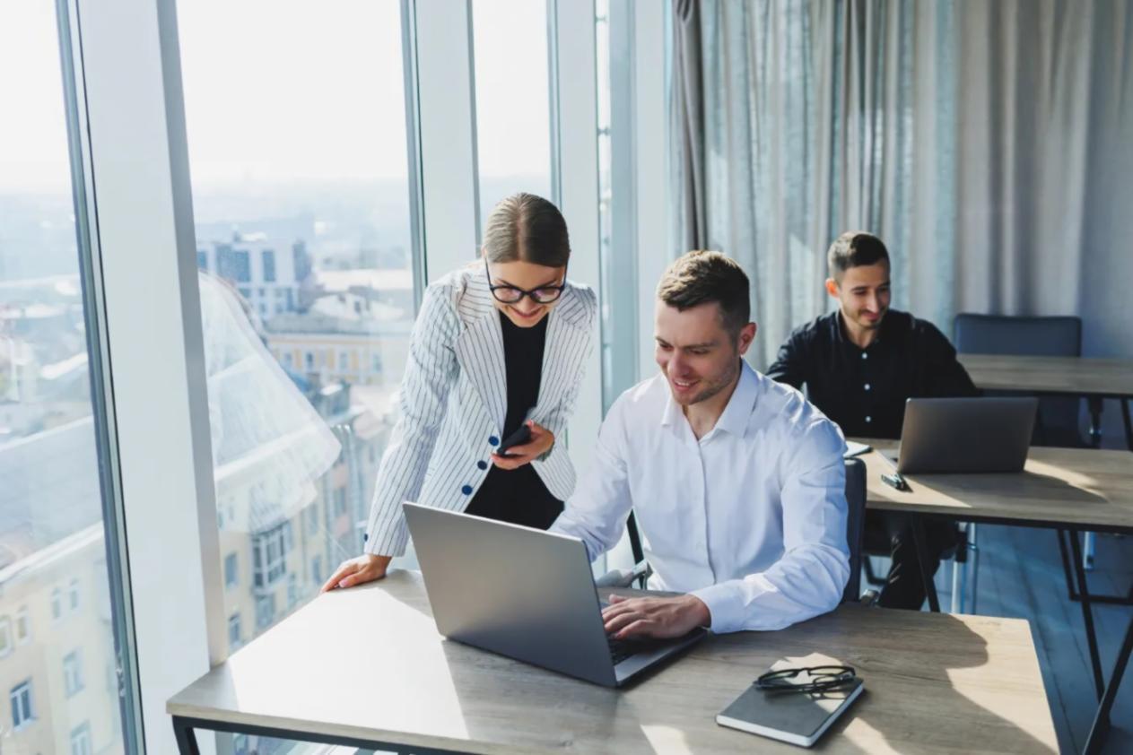 Arbeitsraum mit modernen Schulungsmaterialien für Kommunikationstraining