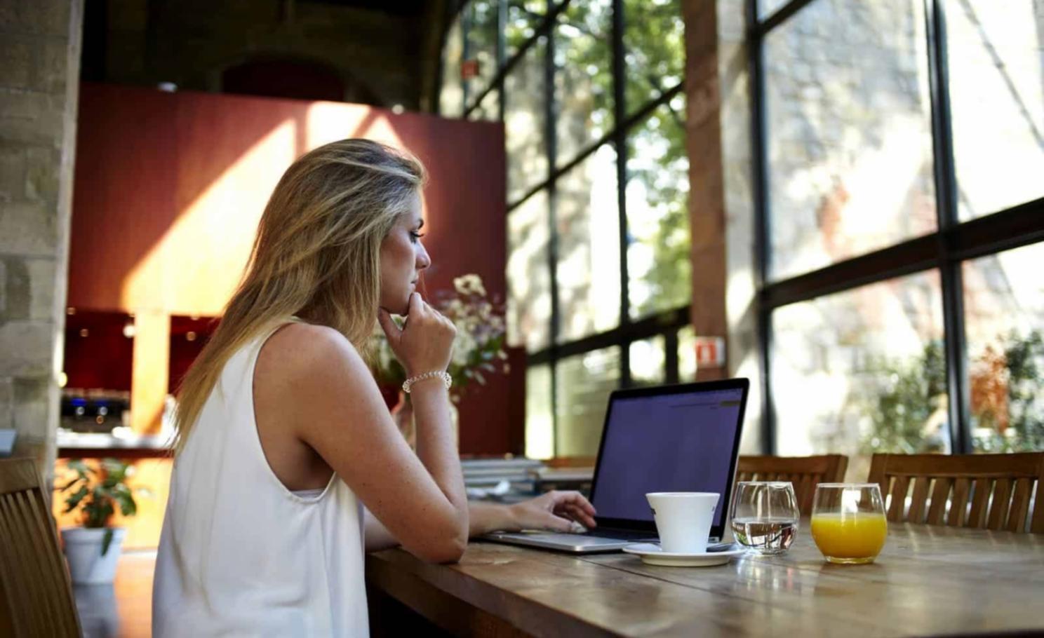 Diverse Gruppe von Kursteilnehmern in einer entspannten Lernumgebung