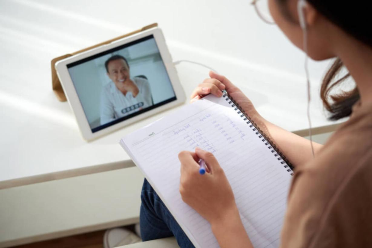 Professionelle Zusammenarbeit zwischen Partnern bei der Entwicklung von Zuhörkompetenzen