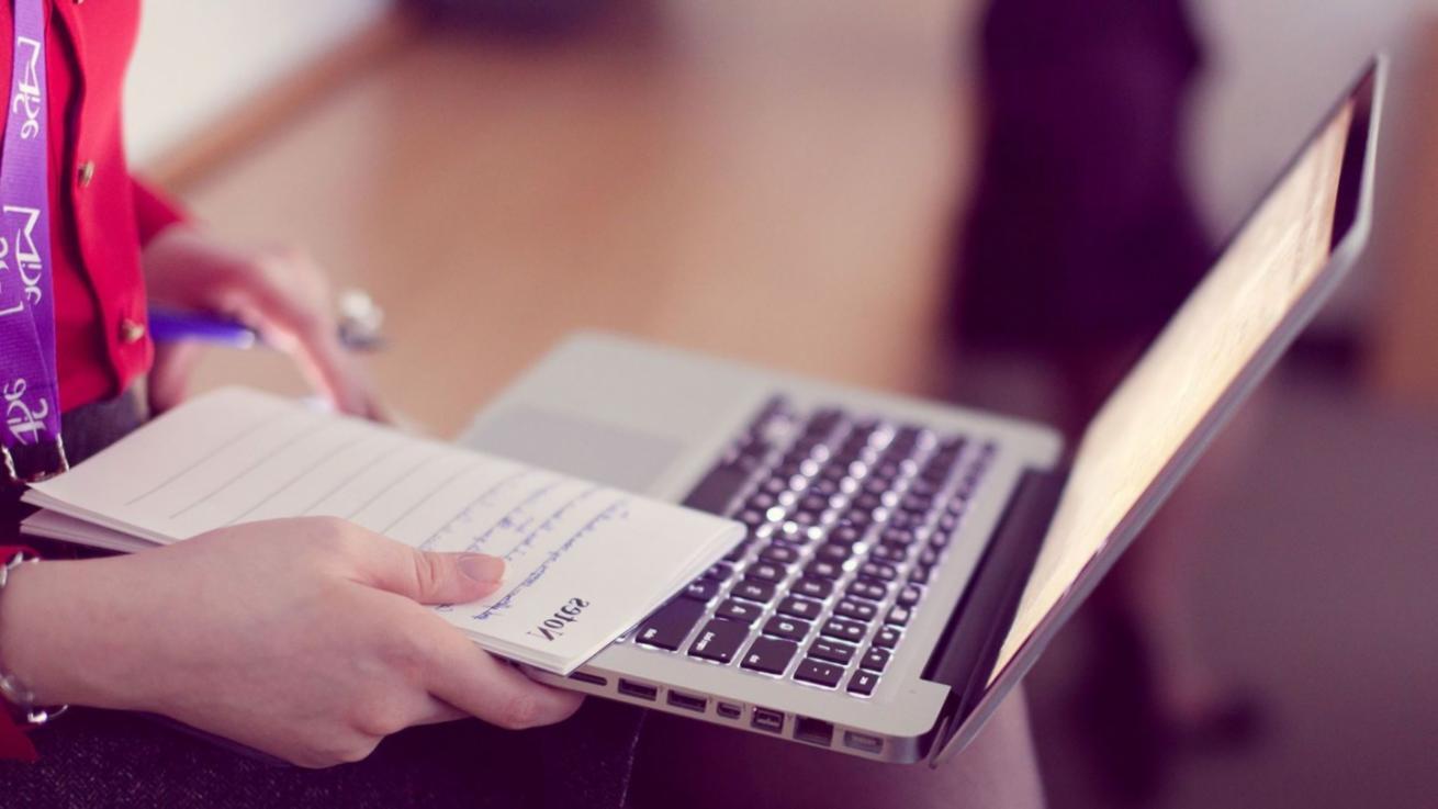 Interaktive Gruppenarbeit während eines Kommunikationsworkshops